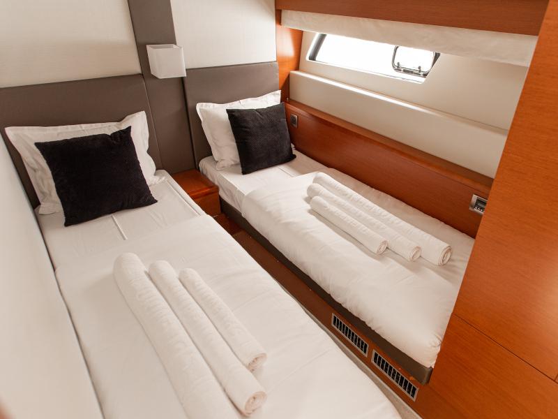 Book yachts online - motorboat - Prestige 550S - Atonika - rent