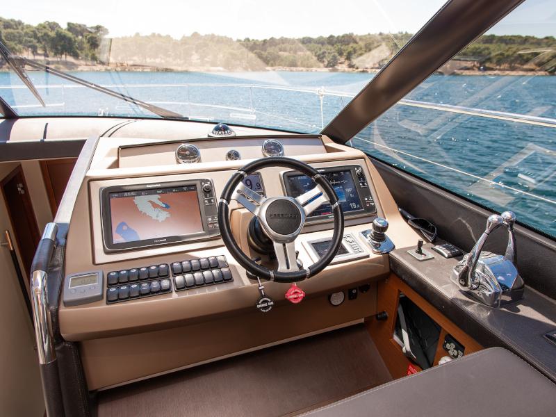 Book yachts online - motorboat - Prestige 550S - Atonika - rent