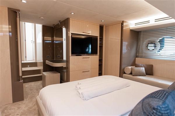 Book yachts online - motorboat - Monte Carlo Yacht 66 - Five Weeks - rent