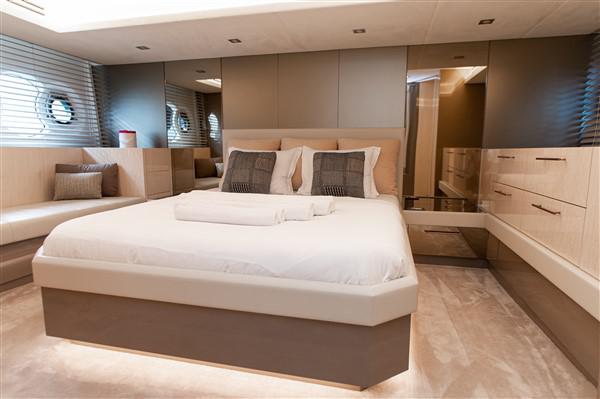 Book yachts online - motorboat - Monte Carlo Yacht 66 - Five Weeks - rent