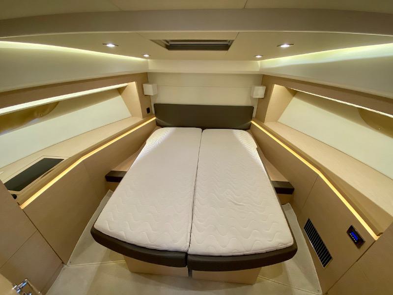 Book yachts online - motorboat - Prestige 550 Fly - Floria - rent