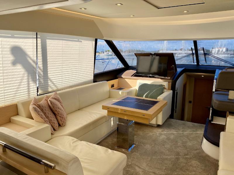 Book yachts online - motorboat - Prestige 550 Fly - Floria - rent