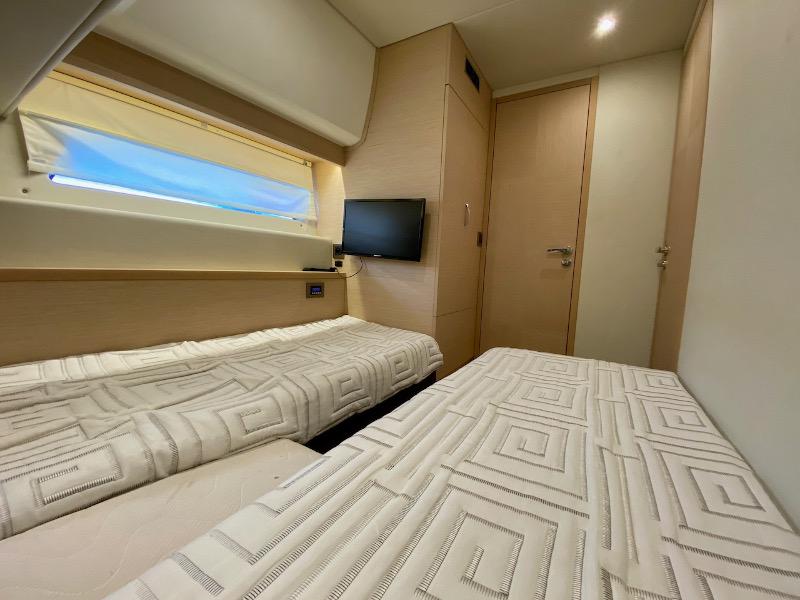 Book yachts online - motorboat - Prestige 550 Fly - Floria - rent