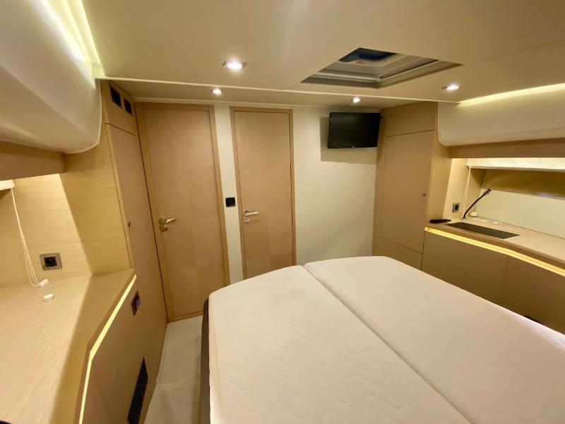 Book yachts online - motorboat - Prestige 550 Fly - Floria - rent