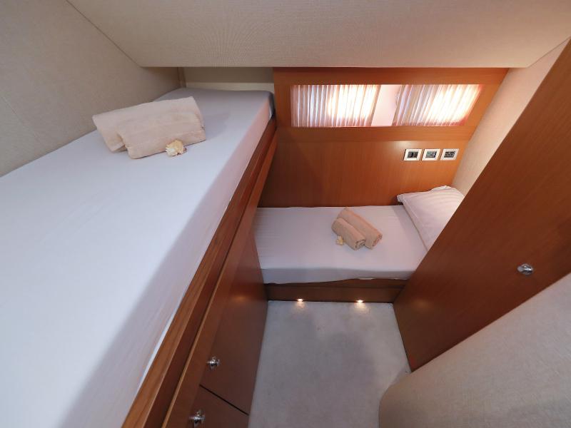 Book yachts online - motorboat - Ferretti 681 - DOMINIQUE - rent