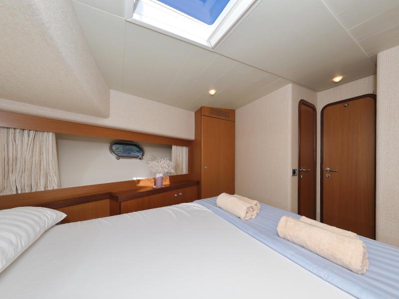 Book yachts online - motorboat - Ferretti 681 - DOMINIQUE - rent
