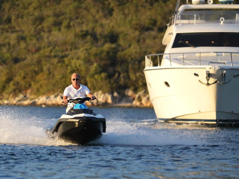 Book yachts online - motorboat - Ferretti 681 - DOMINIQUE - rent