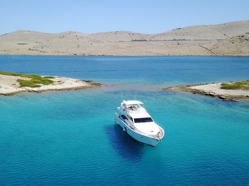 Book yachts online - motorboat - Ferretti 681 - DOMINIQUE - rent