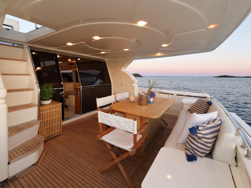 Book yachts online - motorboat - Ferretti 681 - DOMINIQUE - rent