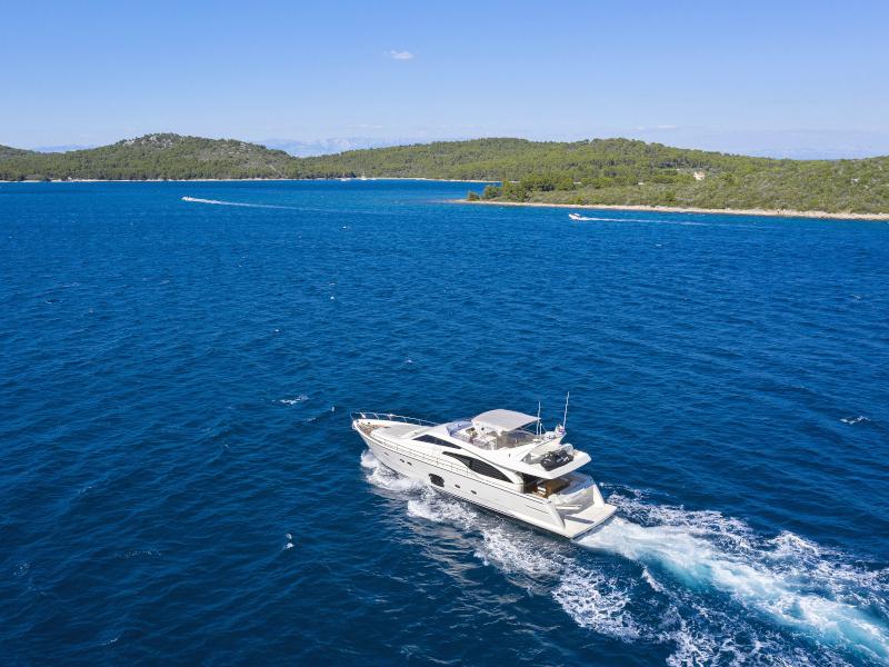Book yachts online - motorboat - Ferretti 681 - DOMINIQUE - rent