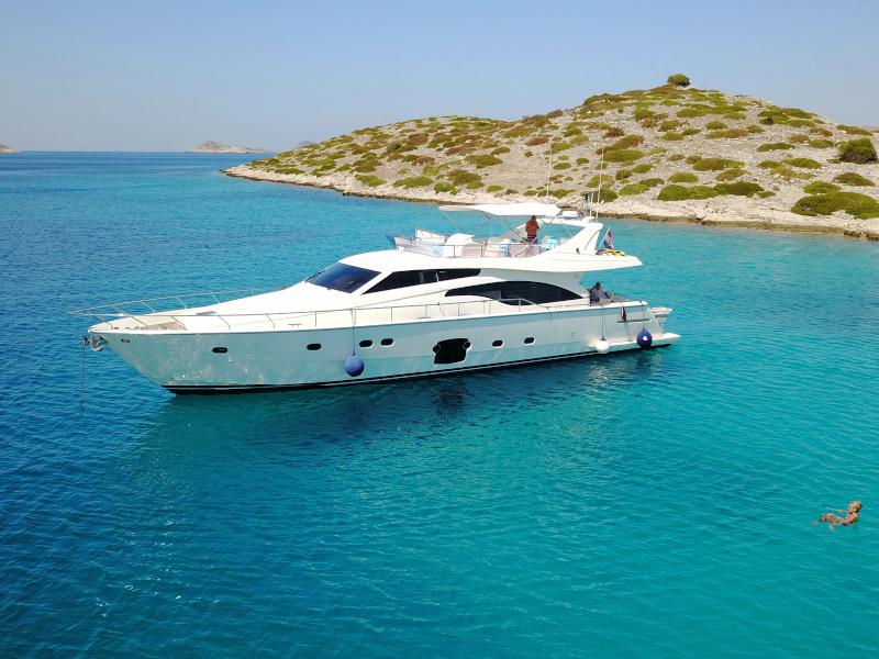 Book yachts online - motorboat - Ferretti 681 - DOMINIQUE - rent