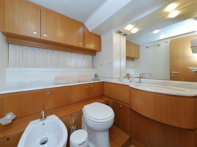 Book yachts online - motorboat - Ferretti 681 - DOMINIQUE - rent