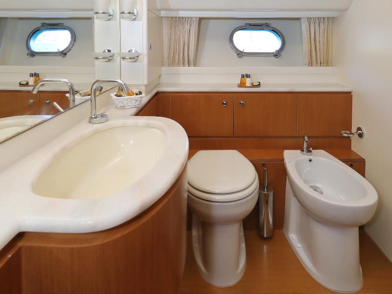 Book yachts online - motorboat - Ferretti 681 - DOMINIQUE - rent