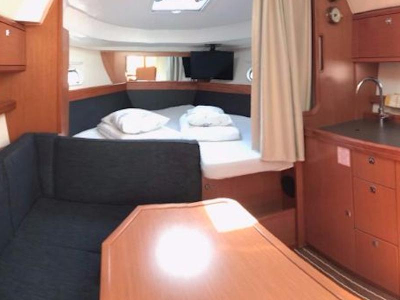 Book yachts online - motorboat - Bavaria Sport 32 - Mali Princ - rent