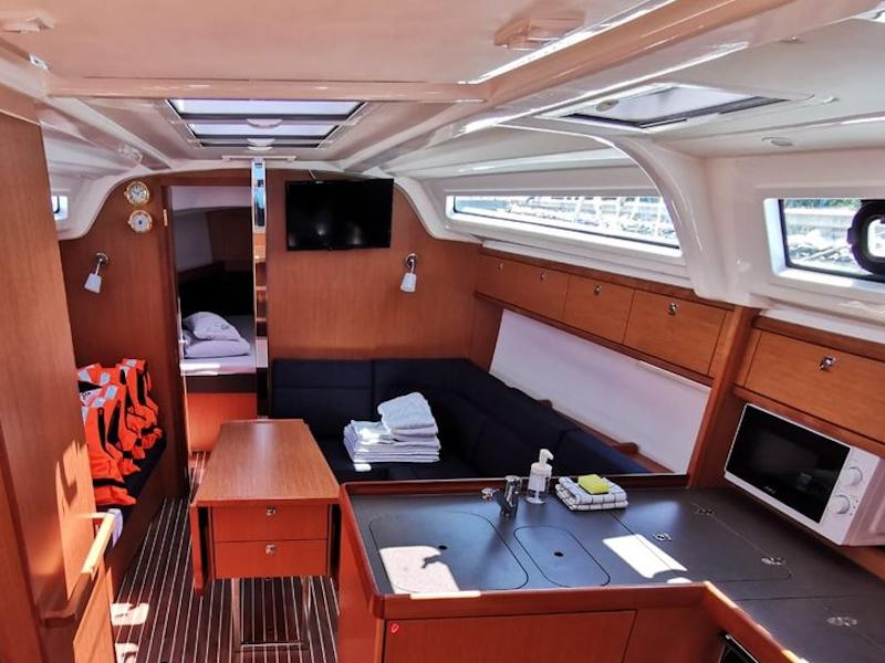 Book yachts online - sailboat - Bavaria Cruiser 37 - Emerald - rent