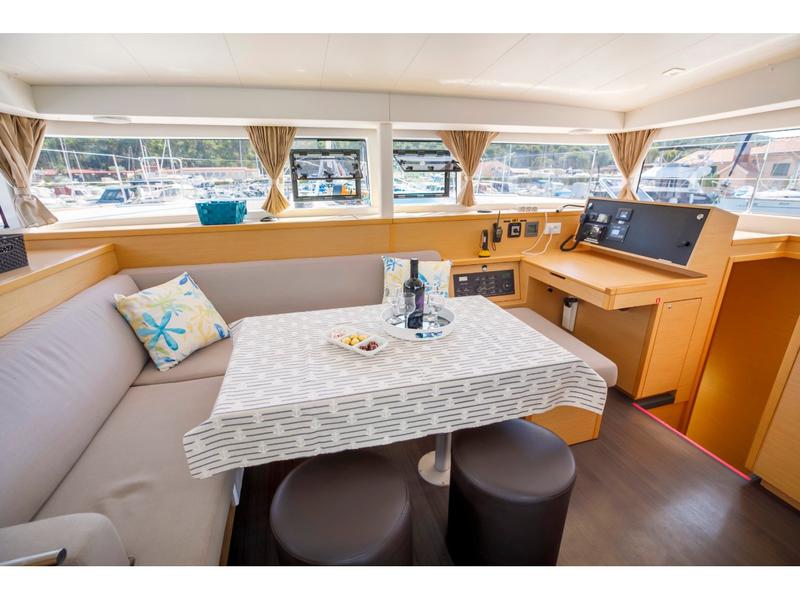 Book yachts online - catamaran - Lagoon 400 S2 - Second Wind - rent