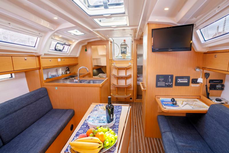 Book yachts online - sailboat - Bavaria 37 Cruiser - Summer Wind - rent