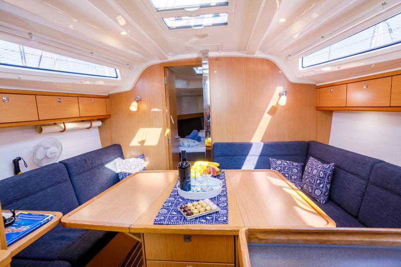 Book yachts online - sailboat - Bavaria 37 Cruiser - Summer Wind - rent