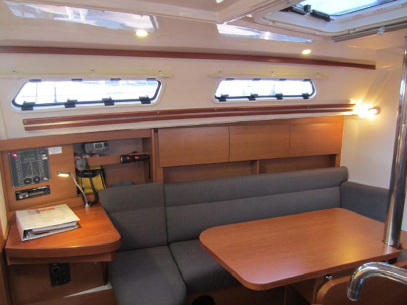 Book yachts online - sailboat - Hanse 325 - Aurelia - rent