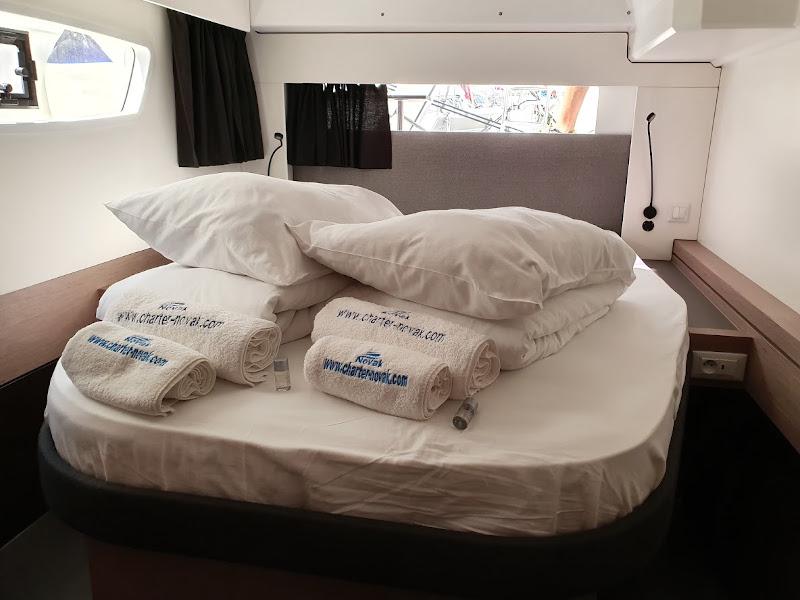Book yachts online - catamaran - Astréa 42 - Discordia - rent