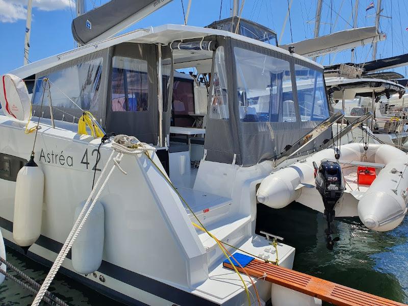 Book yachts online - catamaran - Astréa 42 - Discordia - rent