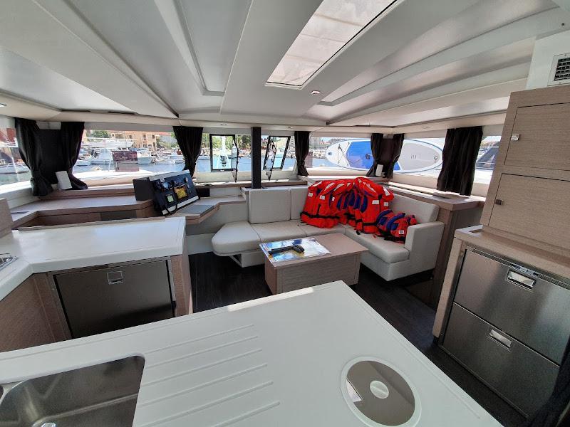 Book yachts online - catamaran - Astréa 42 - Discordia - rent