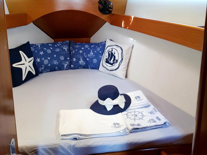 Book yachts online - sailboat - Cyclades 43.4 - TINA - rent