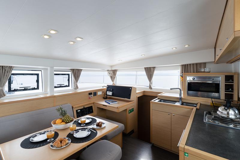 Book yachts online - catamaran - Lagoon 400 S2 - Seaker - rent
