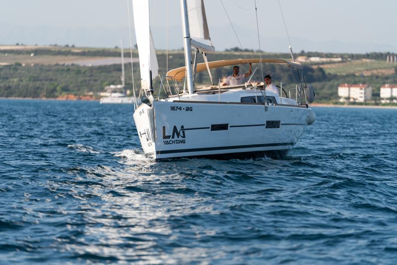 Book yachts online - sailboat - Dufour 382 GL - Justin - rent