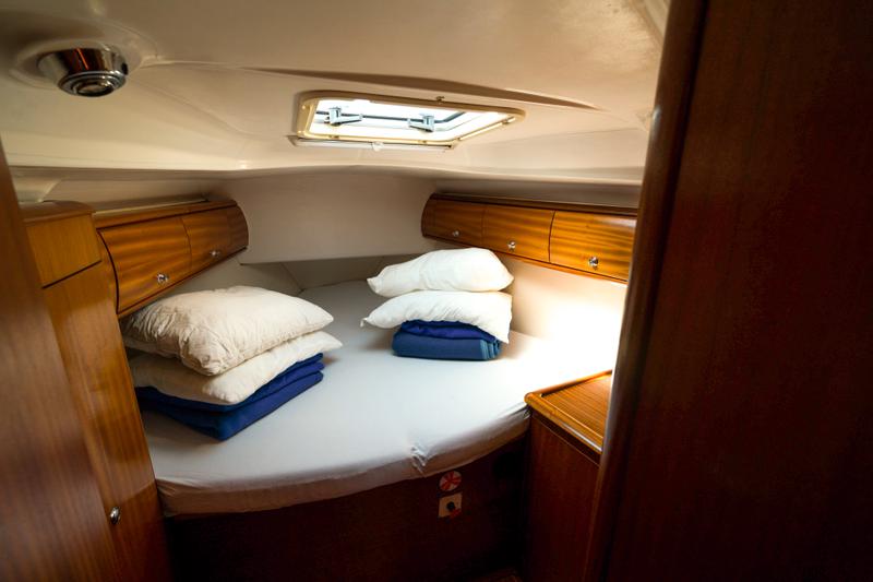 Book yachts online - sailboat - Bavaria 44 - Afrodita (sails 2013) - rent