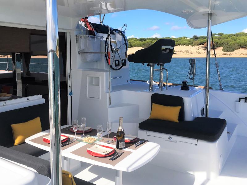 Book yachts online - catamaran - Lagoon 40 - Laguna Goo - rent