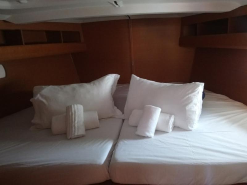 Book yachts online - sailboat - Sun Odyssey 479 - Guinness  - 4 electric WC - new sails 2022 - rent