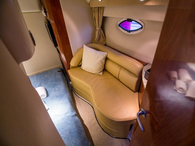 Book yachts online - motorboat - Monterey 375 SY - Red Dragon - rent