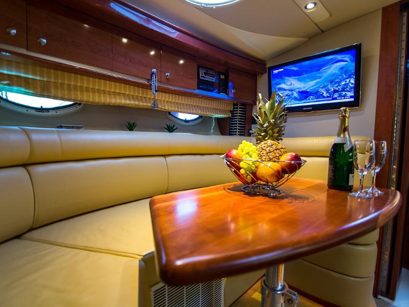 Book yachts online - motorboat - Monterey 375 SY - Red Dragon - rent