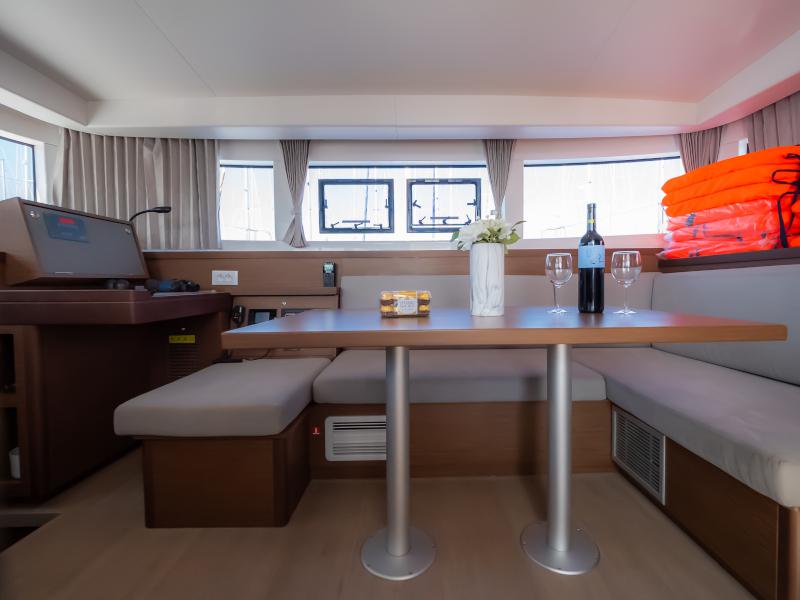 Book yachts online - catamaran - Lagoon 40 - Chingi Lingy - rent