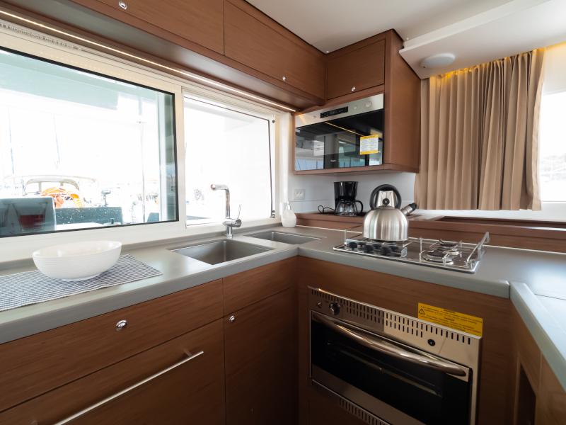 Book yachts online - catamaran - Lagoon 450  Flybridge - Summer Wind - rent