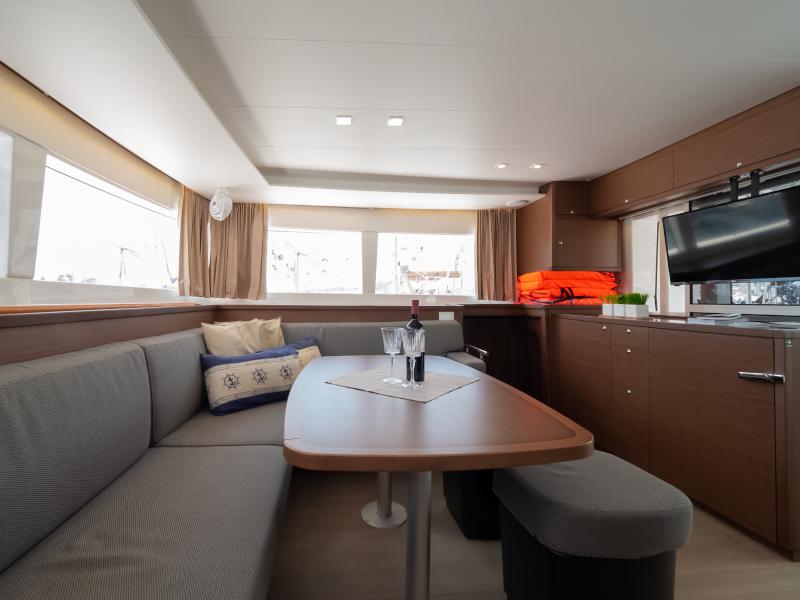 Book yachts online - catamaran - Lagoon 450  Flybridge - Summer Wind - rent