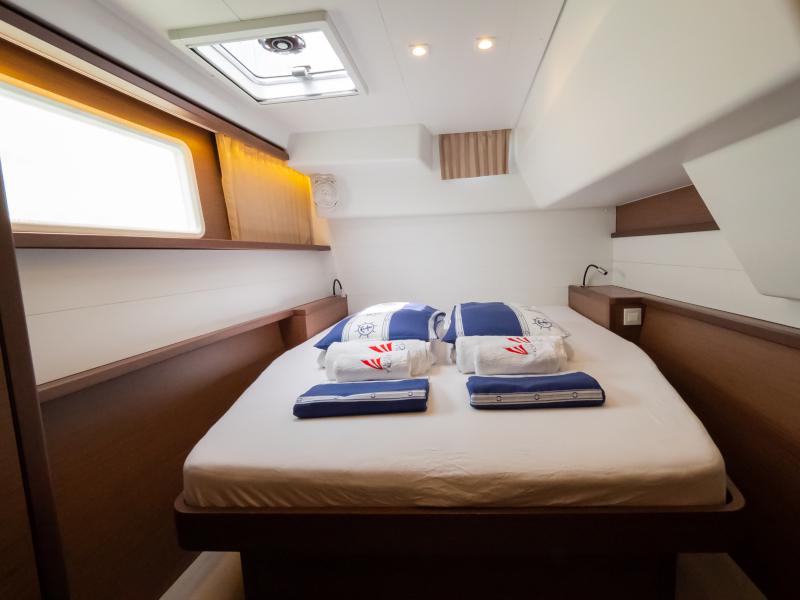 Book yachts online - catamaran - Lagoon 450  Flybridge - Summer Wind - rent