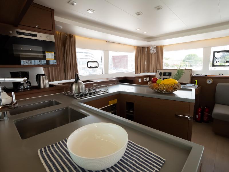 Book yachts online - catamaran - Lagoon 450  Flybridge - Summer Wind - rent