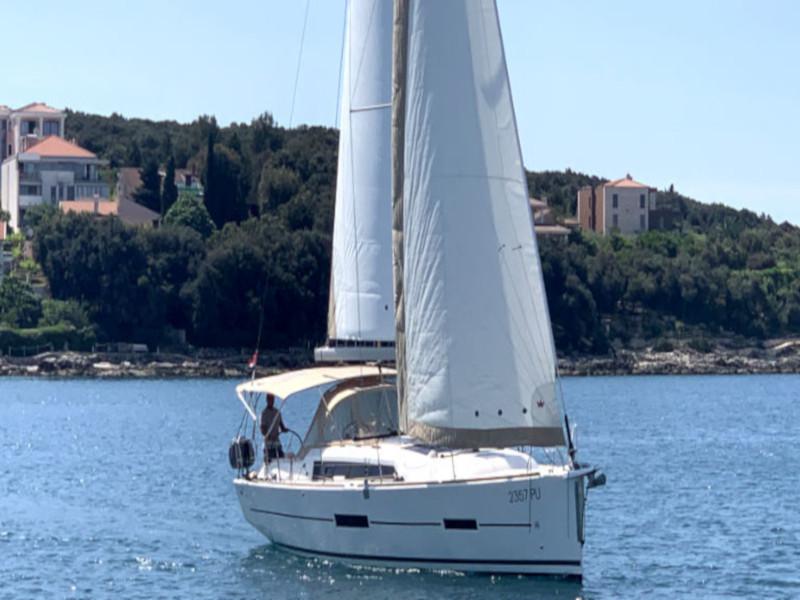 Book yachts online - sailboat - Dufour 382 Grand Large - 2 cab - Lia - rent