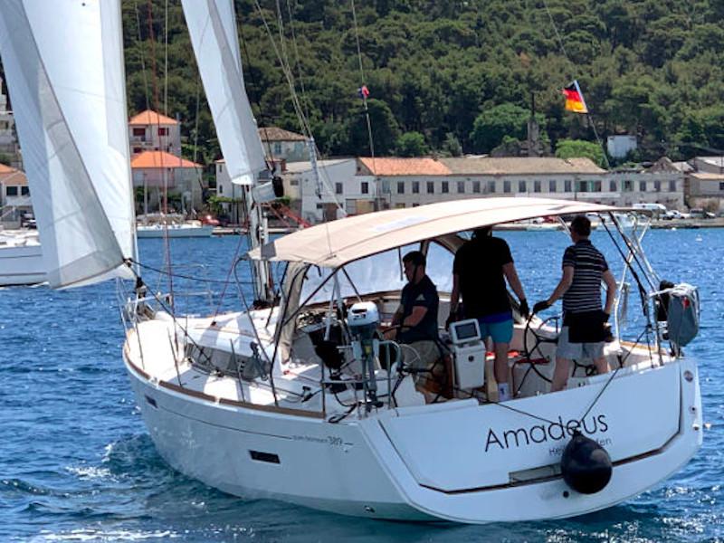 Book yachts online - sailboat - Sun Odyssey 389 - Amadeus - rent