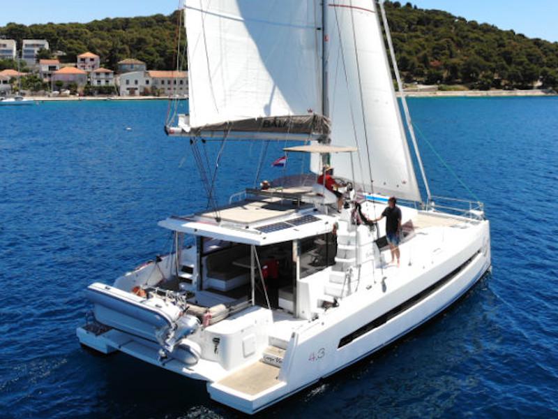 Book yachts online - catamaran - Bali 4.3 - Carpe Ventum - rent