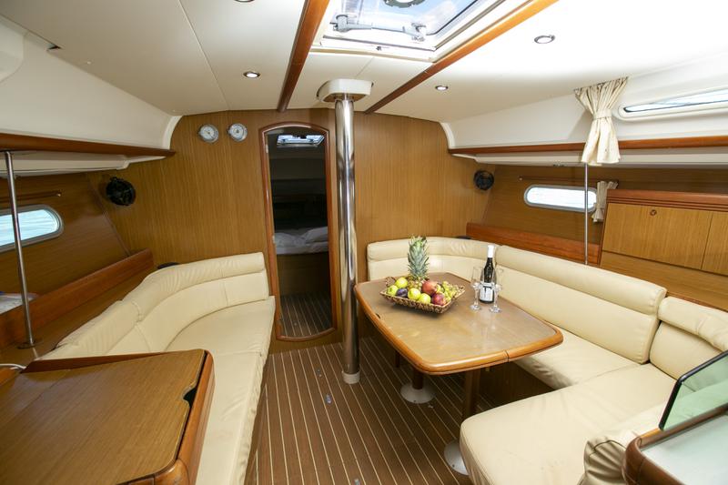 Book yachts online - sailboat - Sun Odyssey 42 i - SOD42i - rent