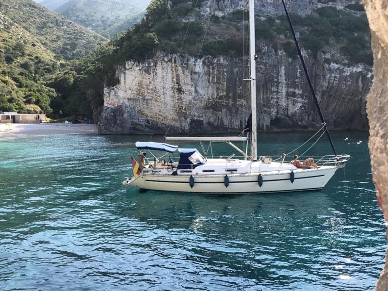 Book yachts online - sailboat - Bavaria 38 Holiday - Whisper III - rent
