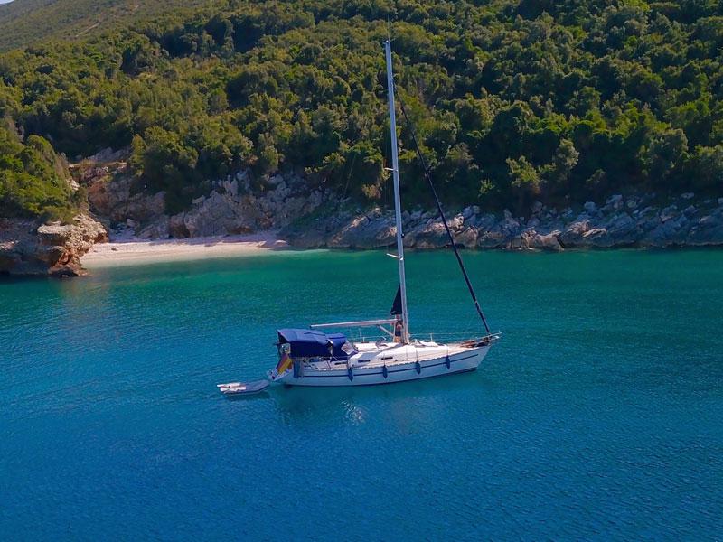 Book yachts online - sailboat - Bavaria 38 Holiday - Whisper III - rent