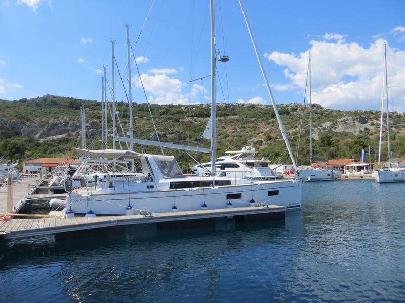 Book yachts online - sailboat - Oceanis 38.1 - Eleven - rent
