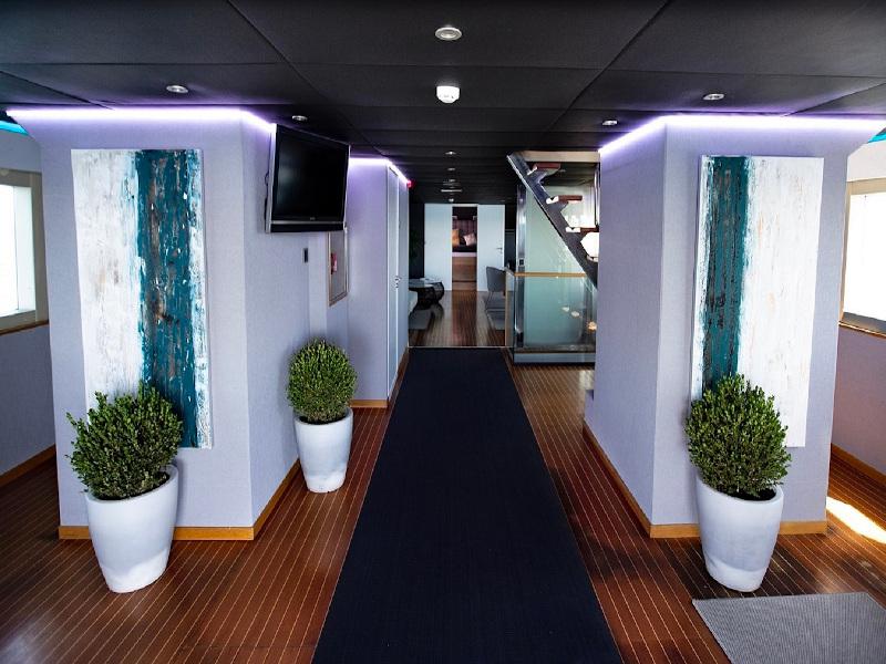 Book yachts online - motorboat - Explorer 92 - Boramar Luxe - rent