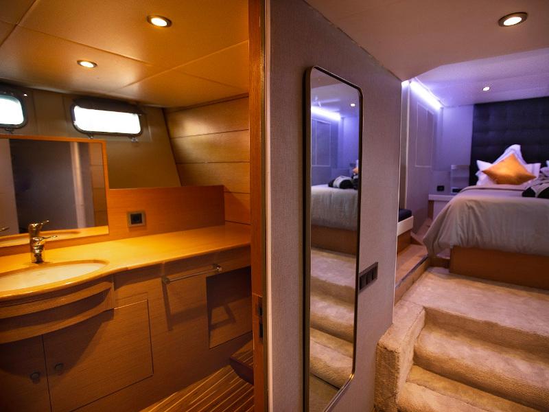 Book yachts online - motorboat - Explorer 92 - Boramar Luxe - rent