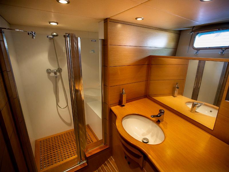 Book yachts online - motorboat - Explorer 92 - Boramar Luxe - rent