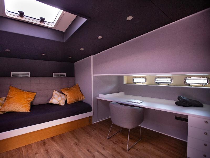 Book yachts online - motorboat - Explorer 92 - Boramar Luxe - rent